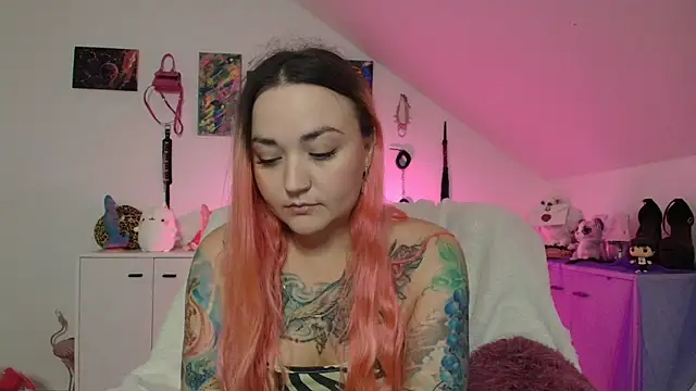 Snapshot of PinkHurricaneOfficial chatting on September 24, 2025, 1:17 pm PinkHurricaneOfficial online show from September 24, 2025, 1:17 pm