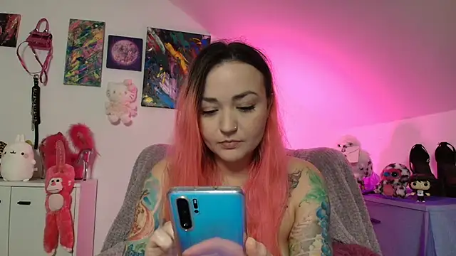 Snapshot of PinkHurricaneOfficial chatting on October 18, 2025, 3:58 pm PinkHurricaneOfficial online show from October 18, 2025, 3:58 pm