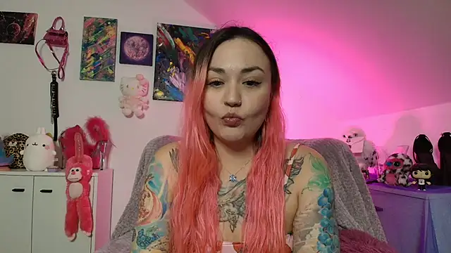 Snapshot of PinkHurricaneOfficial chatting on October 19, 2025, 4:43 pm PinkHurricaneOfficial online show from October 19, 2025, 4:43 pm