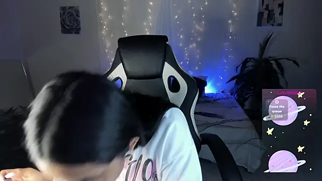 Snapshot of Riana_Kean chatting on October 23, 2025, 2:10 am Riana Kean online show from October 23, 2025, 2:10 am