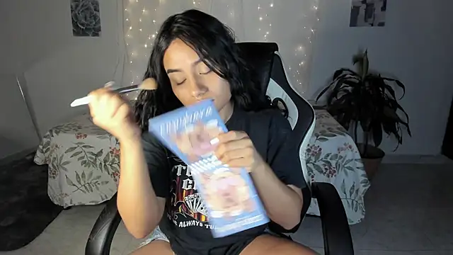 Snapshot of Riana_Kean chatting on October 27, 2025, 2:01 am Riana Kean online show from October 27, 2025, 2:01 am