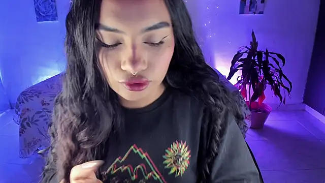 Riana Kean online show from November 17, 2025, 1:20 am