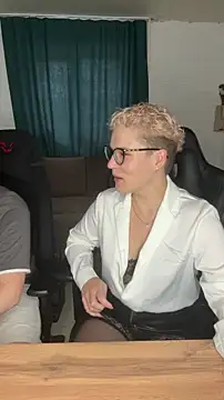 Snapshot of MrMrsRight chatting on September 26, 2025, 8:54 am MrMrsRight online show from September 26, 2025, 8:54 am