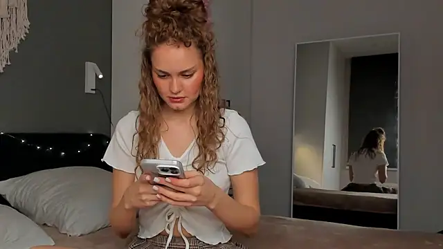 Snapshot of Caroline_Smitt chatting on September 28, 2025, 11:12 pm Caroline Smitt online show from September 28, 2025, 11:12 pm