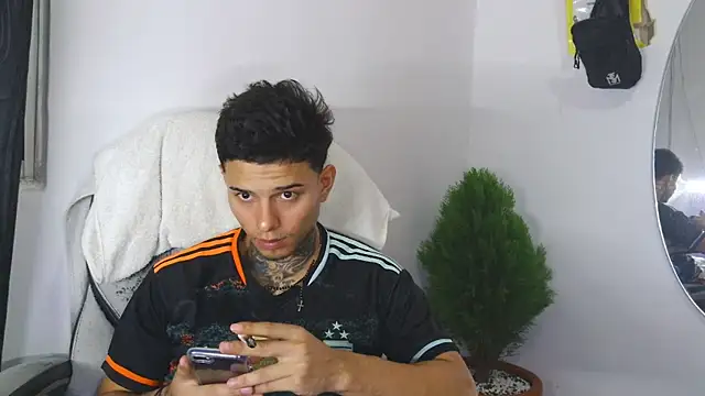 Snapshot of Skartoliver chatting on September 22, 2025, 10:49 pm Skartoliver online show from September 22, 2025, 10:49 pm