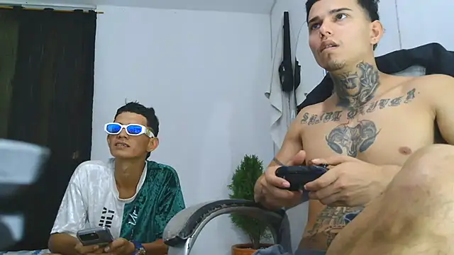 Snapshot of Skartoliver chatting on October 14, 2025, 9:15 pm Skartoliver online show from October 14, 2025, 9:15 pm