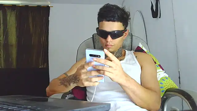 Snapshot of Skartoliver chatting on October 13, 2025, 2:18 pm Skartoliver online show from October 13, 2025, 2:18 pm