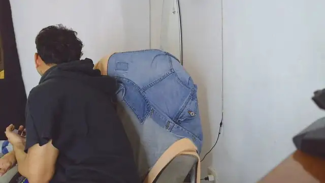 Snapshot of Skartoliver chatting on October 21, 2025, 12:59 pm Skartoliver online show from October 21, 2025, 12:59 pm