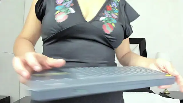  luna  sweet  online show from March 7, 2025, 3:51 am