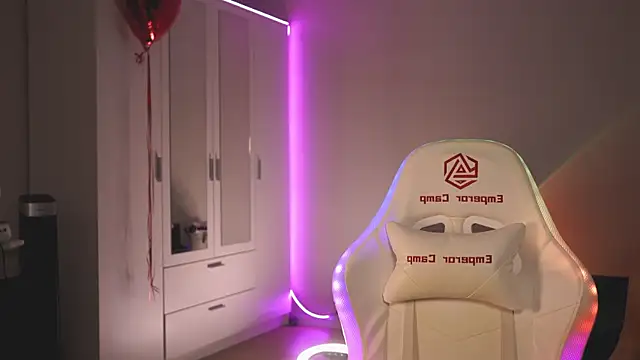 LoisJo online show from September 24, 2025, 7:42 pm