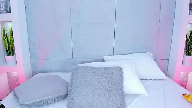 MiaCollson online show from December 13, 2025, 8:04 pm