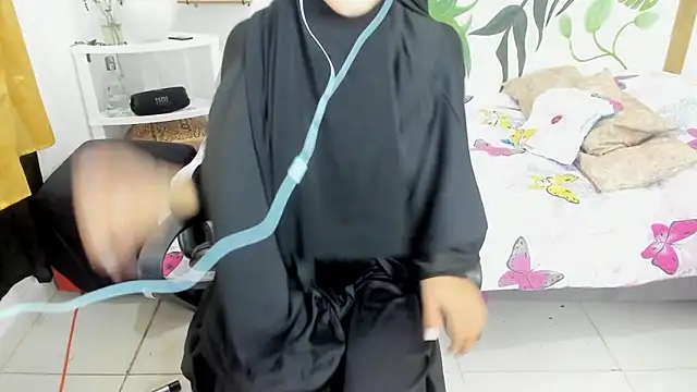 chaymae nah  online show from October 19, 2025, 8:44 pm