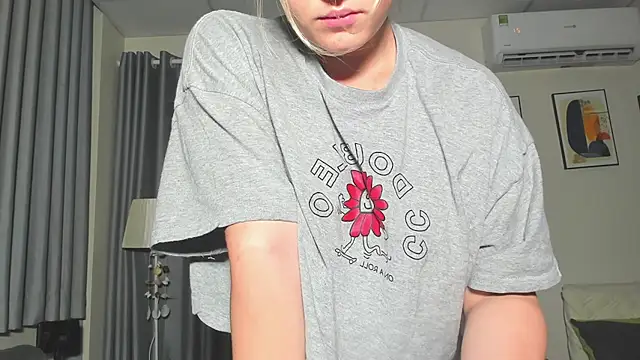 HanahCute online show from February 25, 2025, 3:53 pm