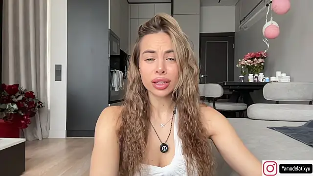 Snapshot of diffgirls2 chatting on October 8, 2025, 9:11 am diffgirls2 online show from October 8, 2025, 9:11 am