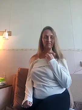 Snapshot of Evelina_cute chatting on September 28, 2025, 12:01 pm Evelina cute online show from September 28, 2025, 12:01 pm