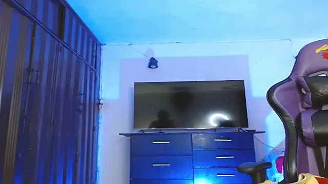 engielphoenis14 online show from April 17, 2026, 11:29 pm