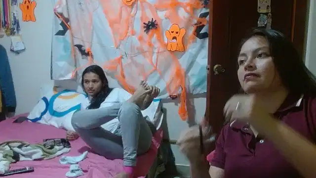 Snapshot of clayre_and_jill chatting on October 30, 2025, 2:32 am clayre and jill online show from October 30, 2025, 2:32 am