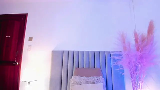 LucyJhonnsonn online show from February 4, 2025, 1:13 am