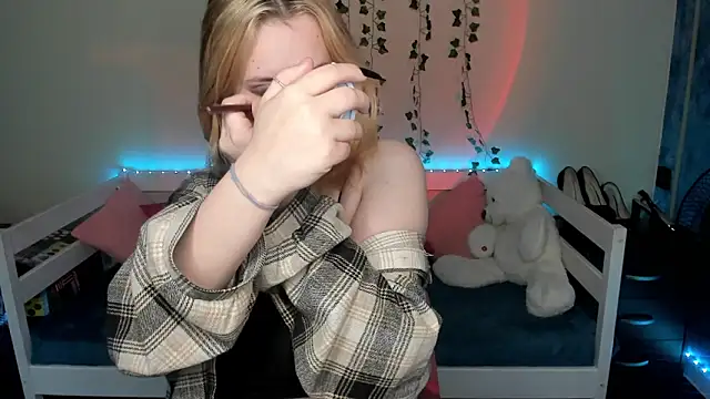 Emily Gin online show from October 10, 2025, 2:45 am