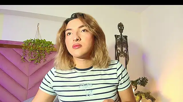 Snapshot of TomLondon_ chatting on October 26, 2025, 1:44 pm TomLondon  online show from October 26, 2025, 1:44 pm