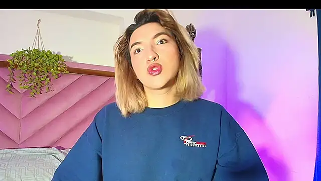 Snapshot of TomLondon_ chatting on October 22, 2025, 12:37 pm TomLondon  online show from October 22, 2025, 12:37 pm