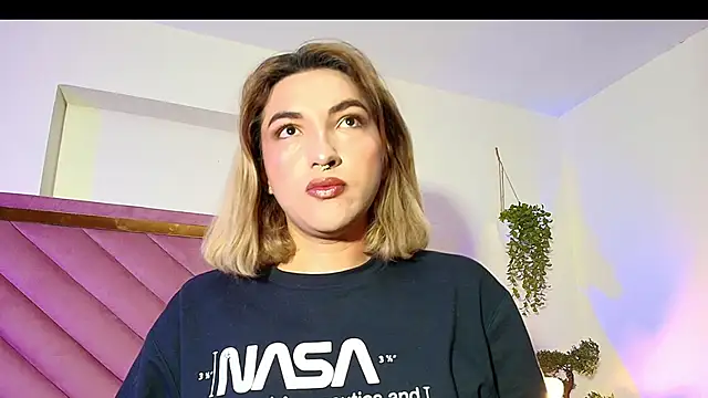 Snapshot of TomLondon_ chatting on September 24, 2025, 11:06 am TomLondon  online show from September 24, 2025, 11:06 am