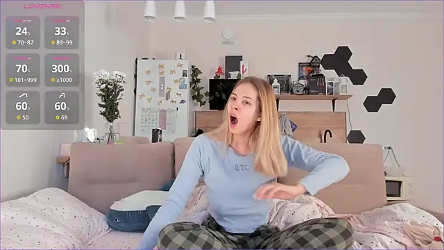 Girl alone home online show from October 3, 2025, 3:41 am