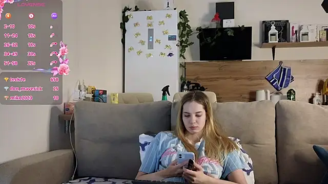 Snapshot of Girl_alone_home chatting on March 2, 2025, 4:39 am Girl alone home online show from March 2, 2025, 4:39 am
