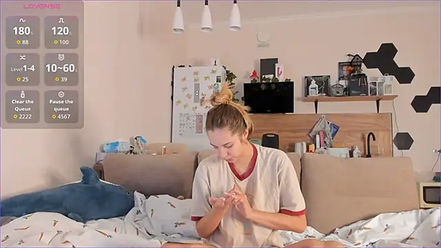 Girl alone home online show from September 26, 2025, 3:35 am