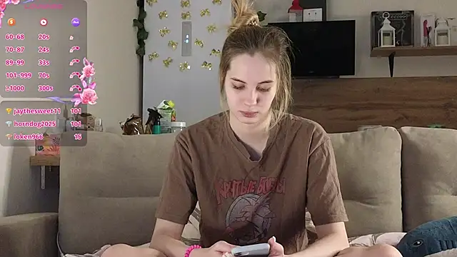 Snapshot of Girl_alone_home chatting on February 20, 2025, 6:24 pm Girl alone home online show from February 20, 2025, 6:24 pm