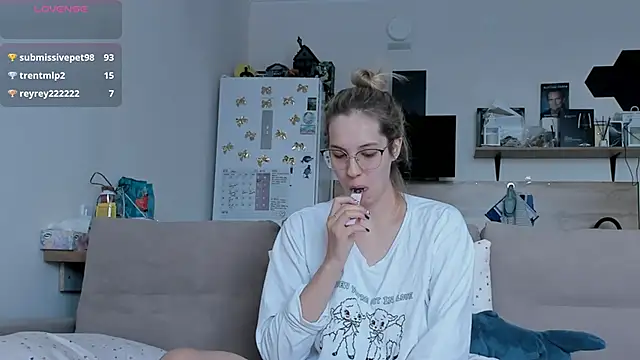Girl alone home online show from May 31, 2026, 5:02 am