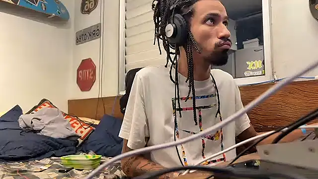 Snapshot of hotcamboy420 chatting on December 10, 2024, 5:17 am hotcamboy420 online show from December 10, 2024, 5:17 am