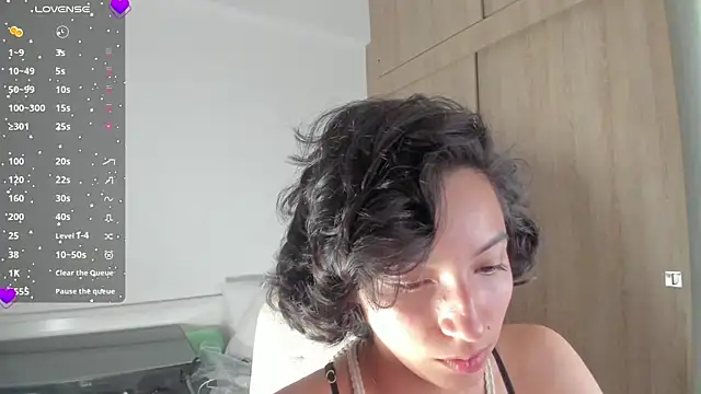 Snapshot of laura-hills18 chatting on October 3, 2025, 2:26 am laura-hills18 online show from October 3, 2025, 2:26 am