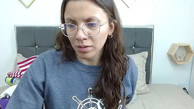 karlamorris  online show from February 18, 2025, 1:33 pm