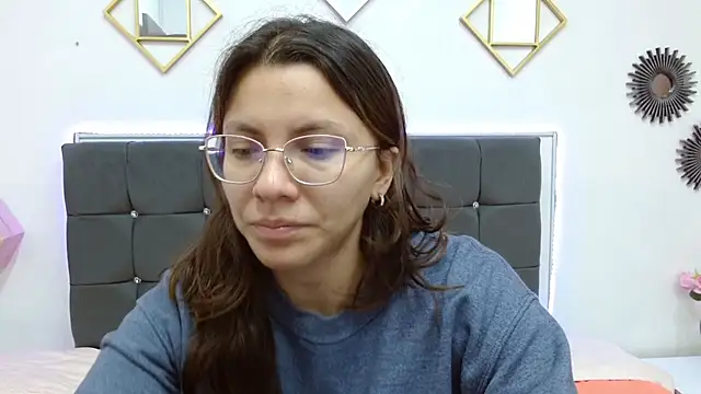 karlamorris  online show from February 24, 2025, 1:42 pm