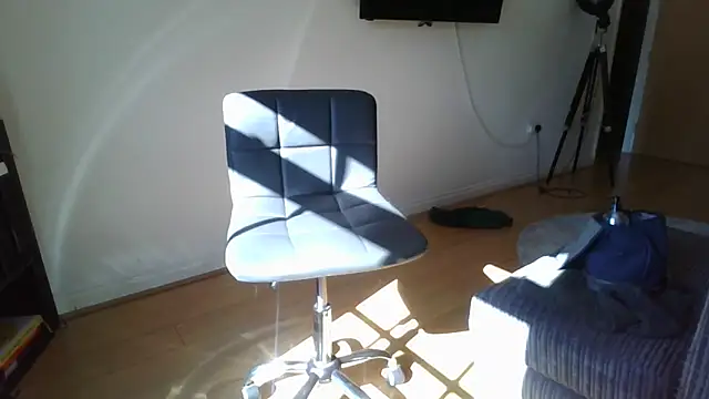 Nizzlivecam online show from April 23, 2026, 3:13 pm