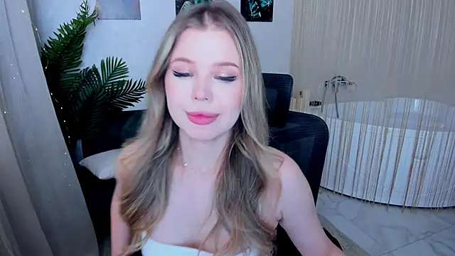 Snapshot of FollowLovee chatting on September 28, 2025, 12:01 pm FollowLovee online show from September 28, 2025, 12:01 pm