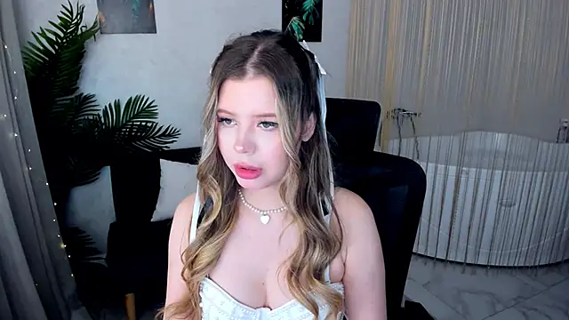 Snapshot of FollowLovee chatting on September 20, 2025, 11:37 am FollowLovee online show from September 20, 2025, 11:37 am