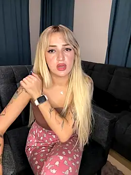 yaprakmericc online show from November 13, 2025, 7:29 pm