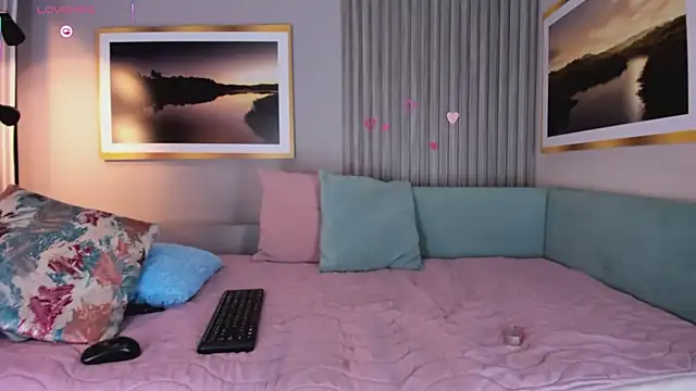 Snapshot of LynnSam_ chatting on October 3, 2025, 11:39 pm LynnSam  online show from October 3, 2025, 11:39 pm