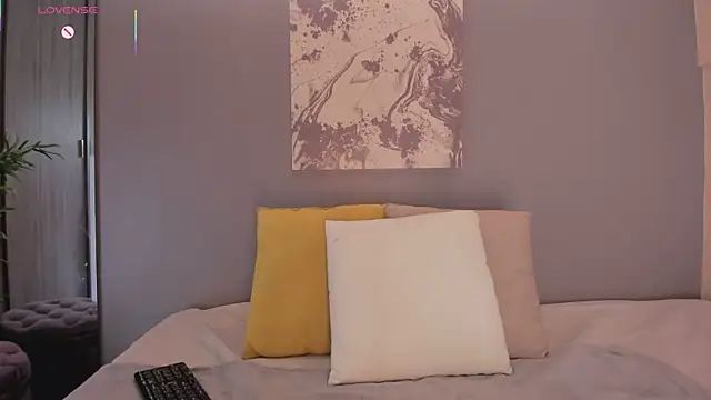 Snapshot of LynnSam_ chatting on October 24, 2025, 11:26 pm LynnSam  online show from October 24, 2025, 11:26 pm