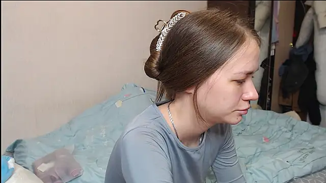 leila bambi  online show from February 19, 2025, 2:12 am