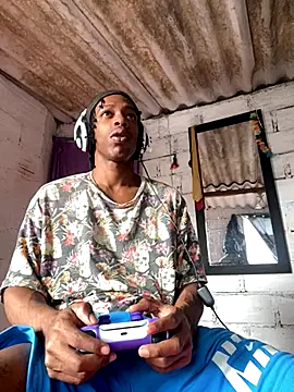 Larry-n-clouds online show from November 28, 2025, 5:02 pm