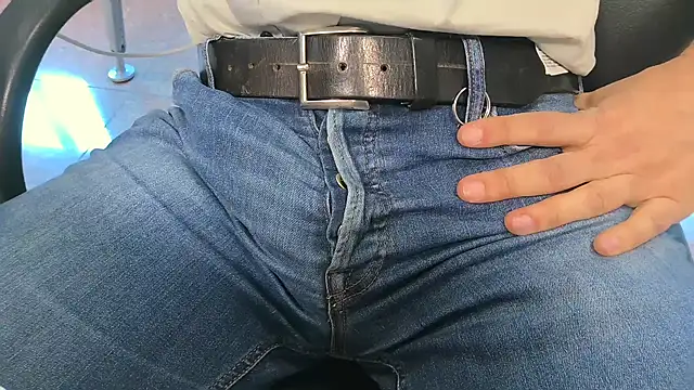 alessandroman2114 online show from April 8, 2026, 4:30 pm