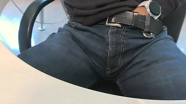 Snapshot of alessandroman2114 chatting on March 2, 2026, 11:50 am alessandroman2114 online show from March 2, 2026, 11:50 am