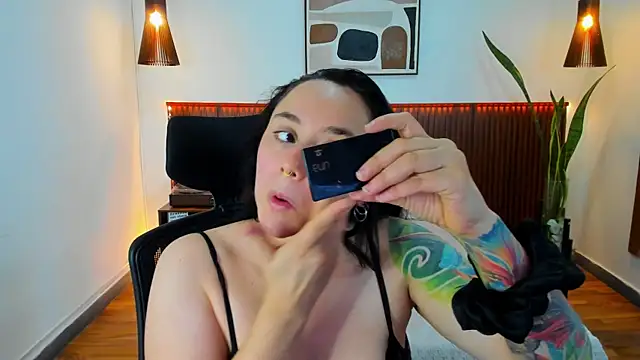 Snapshot of KatherineBond chatting on October 8, 2025, 7:47 pm KatherineBond online show from October 8, 2025, 7:47 pm