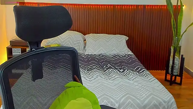 KatherineBond online show from November 7, 2025, 8:46 pm