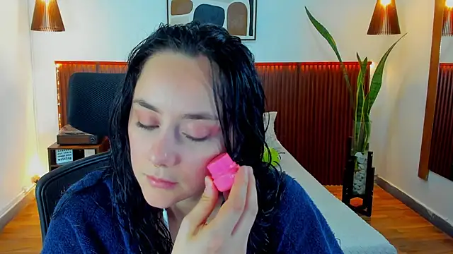 Snapshot of KatherineBond chatting on October 9, 2025, 7:58 pm KatherineBond online show from October 9, 2025, 7:58 pm