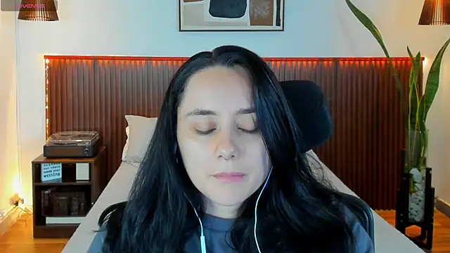 Snapshot of KatherineBond chatting on October 7, 2025, 6:42 pm KatherineBond online show from October 7, 2025, 6:42 pm