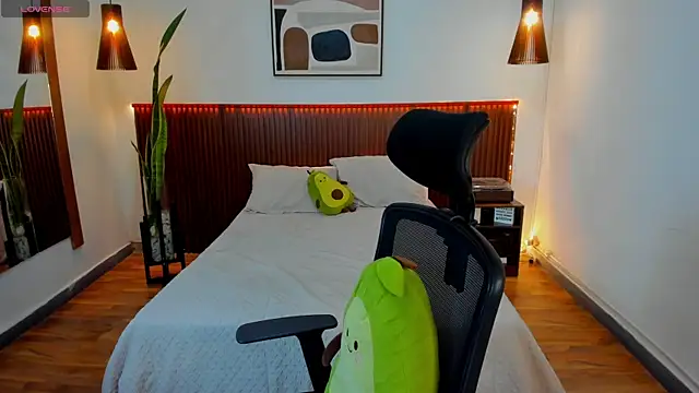 Snapshot of KatherineBond chatting on October 20, 2025, 7:03 pm KatherineBond online show from October 20, 2025, 7:03 pm